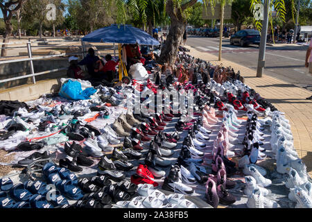 L'Hospitalet, Spanien - September 08, 2019: Illegale Markt von gefälschten Sportschuhen, gefälschte in die Straße namens Top Manta Stockfoto