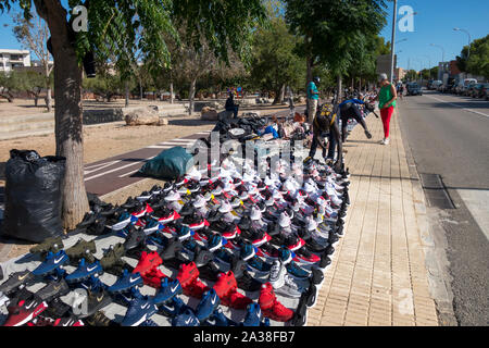 L'Hospitalet, Spanien - September 08, 2019: Illegale Markt von gefälschten Sportschuhen, gefälschte in die Straße namens Top Manta Stockfoto