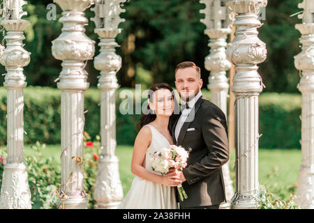 Bis zu schließen. Braut und Bräutigam stehen in einem gewölbten Pavillon Stockfoto