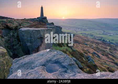 Das wainman Pinnacle sitzt auf Earl Felsen mit Blick auf das Dorf Verkleidung auf eine trübe Abend, als die Sonne taucht unter dem Horizont casting ein sanftes Licht. Stockfoto