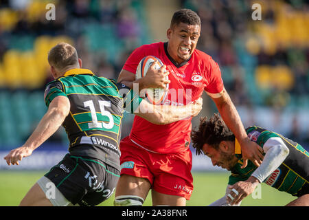 Sarazenen 'Andy Christie ist durch die Northampton Saints' Rory Hutchinson (links) und Ryan Olowofela (rechts) während der Premiership Rugby Cup Runde 3 Spiel bei Franklin's Gardens, Northampton in Angriff genommen. Stockfoto