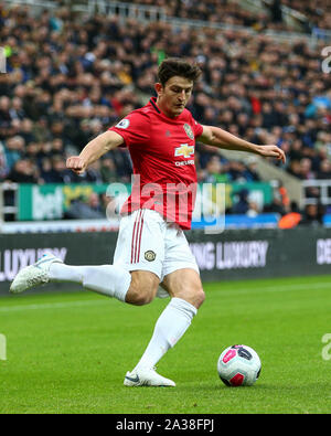 Newcastle, Tyne und Wear, Großbritannien. 6. Okt 2019. Die englische Premier League Fußball, Harry Maguire von Manchester United löscht upfield - Streng redaktionelle Verwendung. Keine Verwendung mit nicht autorisierten Audio-, Video-, Daten-, Spielpläne, Verein/liga Logos oder "live" Dienstleistungen. On-line-in-Match mit 120 Bildern beschränkt, kein Video-Emulation. Credit: Aktion Plus Sport Bilder/Alamy leben Nachrichten Stockfoto