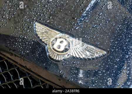 Bentley auto Abzeichen auf schwarzen Hintergrund mit Wassertropfen Stockfoto
