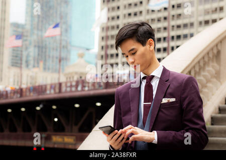 Junge Unternehmer am Riverwalk, auf sein Handy, Chicago, Illinois, United States Stockfoto