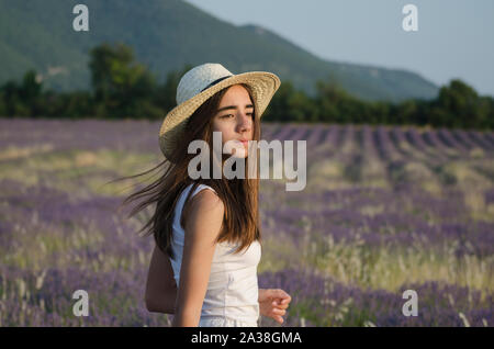 Junges Mädchen stehen in einem Lavendelfeld in der Provence, Frankreich Stockfoto