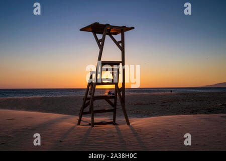 Silhouette einer Lifeguard Tower, Los Lances Strand, Tarifa, Cadiz, Andalusien, Spanien Stockfoto