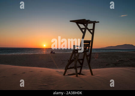 Silhouette einer Lifeguard Tower, Los Lances Strand, Tarifa, Cadiz, Andalusien, Spanien Stockfoto