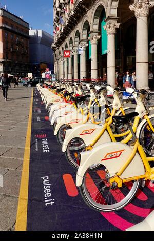 Die Linie der geparkten Fahrräder, die Piazza del Duomo, Teil des Fahrradteiles, Mailand, Italien. Stockfoto