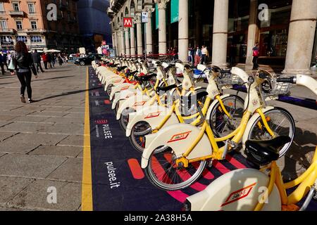 Die Linie der geparkten Fahrräder, die Piazza del Duomo, Teil des Fahrradteiles, Mailand, Italien. Stockfoto