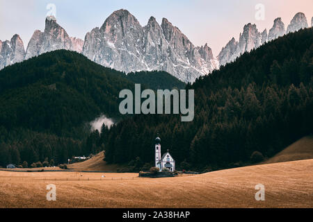 Die Landschaft rund um Santa Magdalena Dorf. In Val di Funes, Dolomiten, Italien. Stockfoto