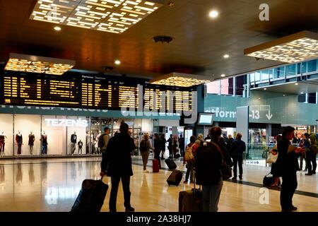 Reisende am Bahnhof Zeitplan board suchen, Milano Porta Garibaldi Bahnhof, Mailand, Italien. Stockfoto