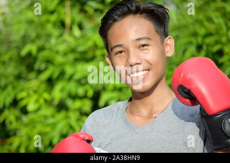 Happy Fitness Minderheit Person Boxhandschuh Stockfoto