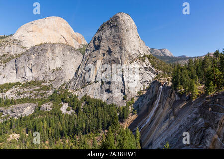 Tagesansicht des Half Dome, Liberty Cap und Nevada fällt im Yosemite National Park, californa an einem sonnigen Tag im September 2019. Stockfoto