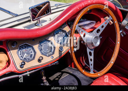 Armaturenbrett und Lenkrad eines 1950s MG Sportwagen. Stockfoto