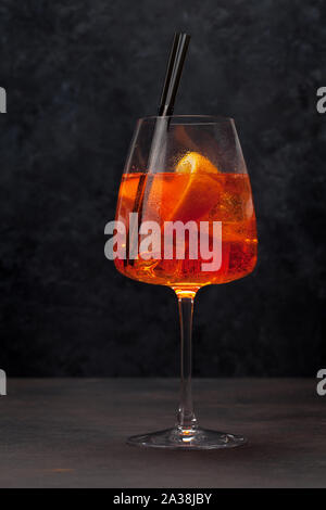 Klassische Cocktail Glas auf Holz- Tabelle. Aperol Spritz Stockfoto