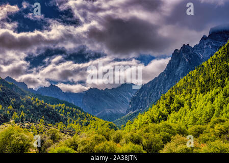 Ein Berg Sanctuary und großen tibetischen Wallfahrtsort gegen eine verträumte cloudscape Stockfoto