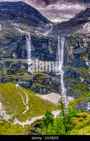 Wasserfälle und Berge im Yading Naturschutzgebiet, China Stockfoto