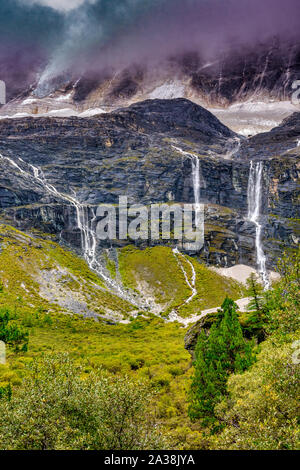 Wasserfälle und Berge im Yading Naturschutzgebiet, China Stockfoto