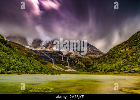 Wasserfälle und Berge im Yading Naturschutzgebiet, China Stockfoto