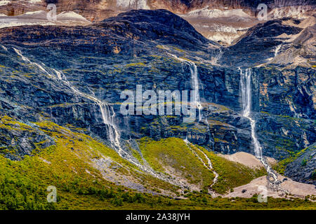 Wasserfälle und Berge im Yading Naturschutzgebiet, China Stockfoto