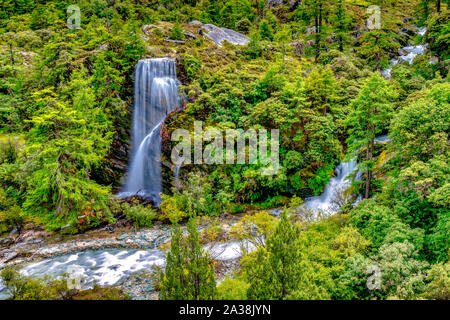 Wasserfälle und Berge im Yading Naturschutzgebiet, China Stockfoto