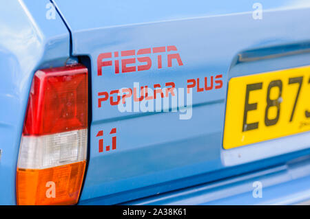 Hintere Monogramm eines Ford Fiesta Mark 1 beliebte Plus 1.1 Stockfoto