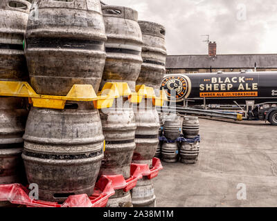 Bierfässer auf Schwarze Schafe Brauerei, Masham, North Yorkshire gestapelt. Stockfoto