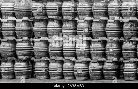 Bierfässer auf Schwarze Schafe Brauerei, Masham, North Yorkshire gestapelt. Stockfoto