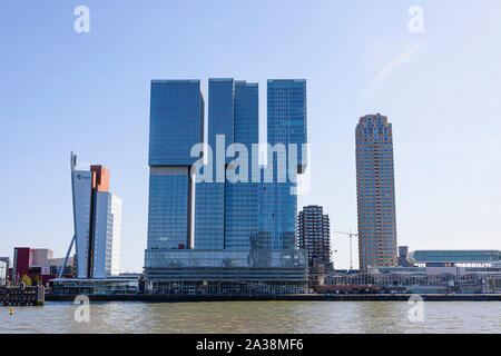 Moderne Bürogebäude, darunter der Hauptsitz der Telekommunikationsunternehmen KPN, auf der Rechtbank Rotterdam, Niederlande Stockfoto