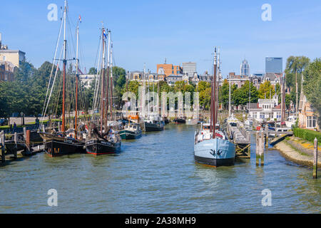 Alte hölzerne Boote an Veerhaven, Rotterdam, Niederlande Stockfoto