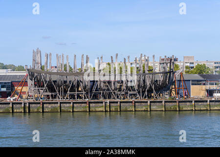 Der hölzerne Rumpf eines hohen Schiff im Bau des Hafens von Rotterdam, Rotterdam, Niederlande. Stockfoto