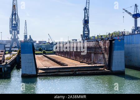 Tragbare Kähne, die als Trockendocks handeln Boote und Schiffe aus dem Wasser für Reparaturen und Instandhaltung im Hafen von Rotterdam, Niederlande zu heben Stockfoto