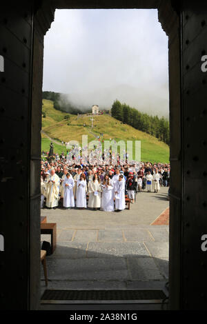 Katholische Messe. Heilige Messe am Hochfest der Aufnahme der seligen Jungfrau Maria. Heiligtum Unserer Lieben Frau von La Salette. Haute-Savoie. Stockfoto