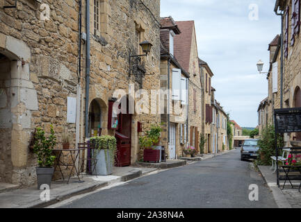 Domme, Frankreich - 5 September, 2018: Die Straße von Domme, einem wunderschönen mittelalterlichen Dorf in der Dordogne, Frankreich Stockfoto