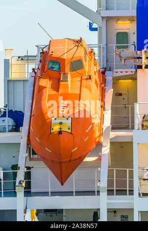 Not-Freifall Rettungsboote auf der Rückseite einer Benzin Tanker. Das rettungsboot abgewinkelt eine schnelle Flucht für die Crew im Brandfall zu machen Stockfoto