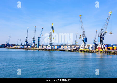 Krane für den Ausbau Cargo Güterverkehr von der Schiffe im Hafen von Rotterdam, Niederlande. Stockfoto