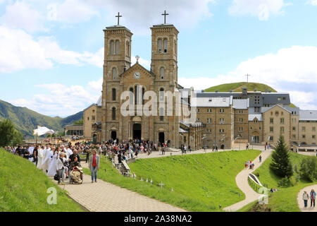 Eucharistischen Prozession. Heilige Messe am Hochfest der Aufnahme der seligen Jungfrau Maria. Heiligtum Unserer Lieben Frau von La Salette. Haute-Savoie. Stockfoto