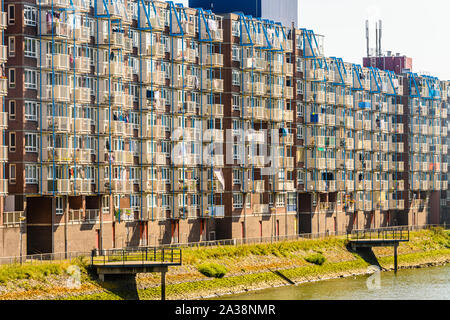 Die Balkons der Apartments neben dem Hafen von Rotterdam, Rotterdam, Niederlande Stockfoto