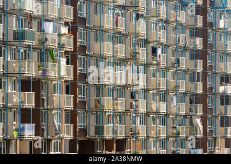 Die Balkons der Apartments neben dem Hafen von Rotterdam, Rotterdam, Niederlande Stockfoto