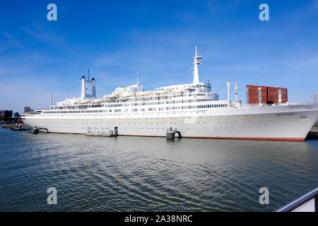 Die fünfte SS Rotterdam, im Jahr 1958 erbaute und 2000 zurückgezogen, im Hafen von Rotterdam. Seit dem Eintritt in den Ruhestand, sie wurde dauerhaft in Rotterdam ein günstig Stockfoto
