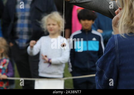 Hampstead Heath, London, UK. 6. Okt 2019. 18. jährlichen Conker Meisterschaften Credit: Virtuelle Bilder/Alamy leben Nachrichten Stockfoto