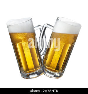 Zwei Glas Becher mit Bier Stockfoto