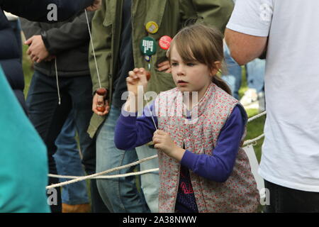 Hampstead Heath, London, UK. 6. Okt 2019. 18. jährlichen Conker Meisterschaften Credit: Virtuelle Bilder/Alamy leben Nachrichten Stockfoto