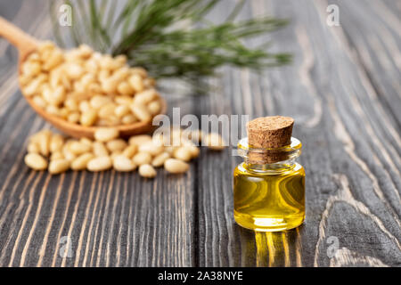 Zeder Öl in Glasflasche Stockfoto