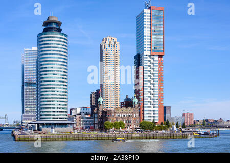 Die Old Holland Amerika Lijn (Holland America Line) Gebäude, jetzt Hotel New York, durch moderne Bürogebäude, Rijnhaven, Rotterdam, Niederlande umgeben Stockfoto