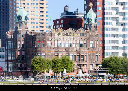 Die Old Holland Amerika Lijn (Holland America Line) Gebäude, jetzt Hotel New York, durch moderne Bürogebäude, Rijnhaven, Rotterdam, Niederlande umgeben Stockfoto