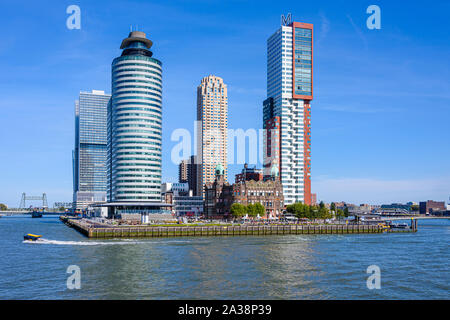 Die Old Holland Amerika Lijn (Holland America Line) Gebäude, jetzt Hotel New York, durch moderne Bürogebäude, Rijnhaven, Rotterdam, Niederlande umgeben Stockfoto