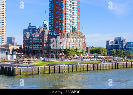 Die Old Holland Amerika Lijn (Holland America Line) Gebäude, jetzt Hotel New York, durch moderne Bürogebäude, Rijnhaven, Rotterdam, Niederlande umgeben Stockfoto