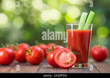 Tomatensaft in Glas Stockfoto