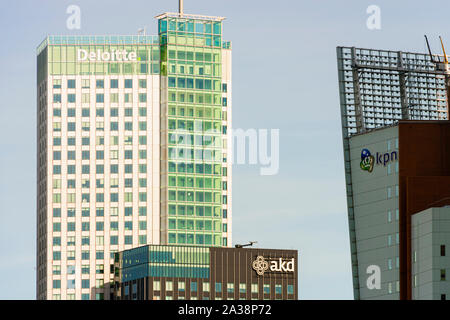 Moderne Bürogebäude von Deloitte und AKD auf der Rechtbank Rotterdam, Niederlande Stockfoto